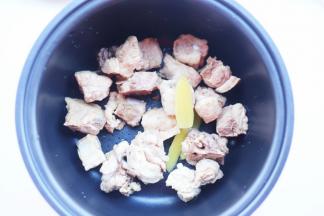连姜一起倒入脱糖电饭煲中。