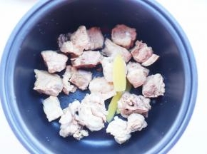 连姜一起倒入脱糖电饭煲中。