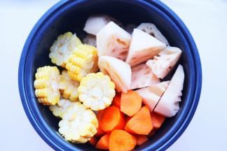 加入莲藕玉米胡萝卜。