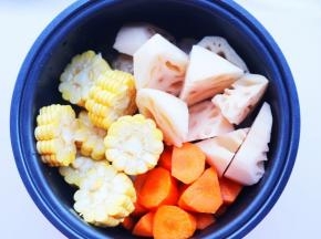 加入莲藕玉米胡萝卜。
