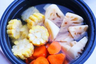 加入没过食材的水。