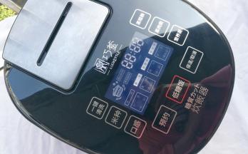 盖上开启蒸肉类模式，食用前下盐撒葱花即可。清甜可口的莲藕排骨汤做好。