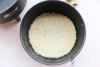 首先用新入手的网红巧釜脱糖电饭煲煮一锅香喷喷的低糖饭。米饭洗净倒入锅中。