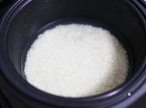 加入没过一指的清水。