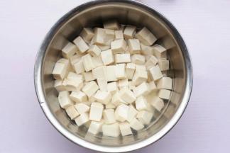 豆腐洗净切小块。