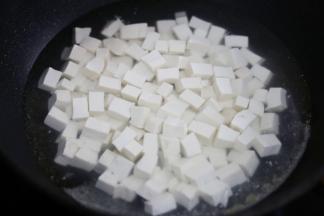 放淡盐水30秒捞出。