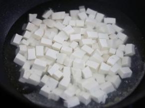 放淡盐水30秒捞出。