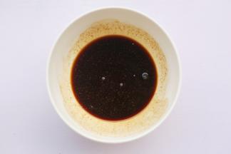 1勺淀粉+半碗水调匀。