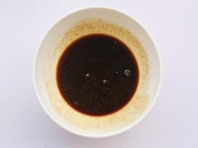 1勺淀粉+半碗水调匀。