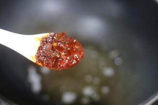 热锅热油，加一勺豆瓣酱。