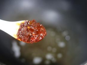 热锅热油，加一勺豆瓣酱。