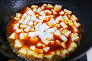 放入豆腐，淋上料汁，煮两分钟撒点葱花。