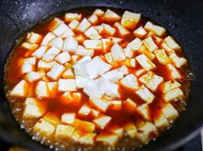 放入豆腐，淋上料汁，煮两分钟撒点葱花。