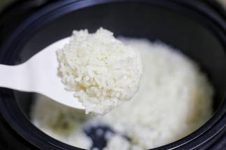 这时香喷喷的米饭也煮好了，盛入碗中。