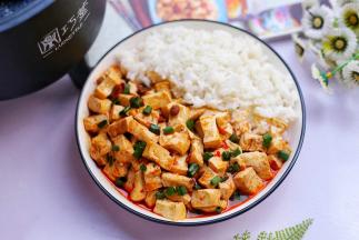 盘子都要舔光了。