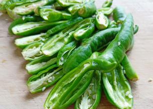 青辣椒对半切开。