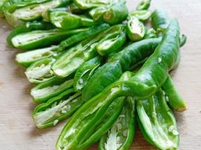 青辣椒对半切开。