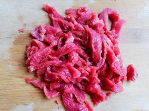 牛肉横着切细丝。