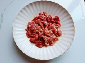 加入料酒，淀粉，生抽，芝麻油搅拌均匀腌制10分钟。