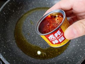 锅里加适量的菜籽油，加入辣椒酱2勺翻炒出香味。