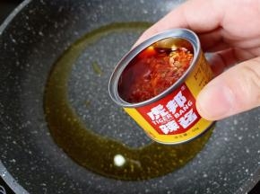 锅里加适量的菜籽油，加入辣椒酱2勺翻炒出香味。