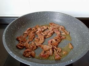 放入牛肉快速爆炒。