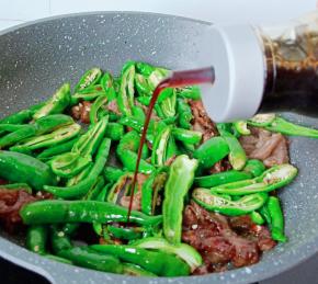 加一点生抽调味。