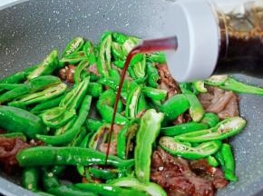 加一点生抽调味。