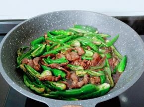 加一点料酒快速翻炒片刻即可出锅。