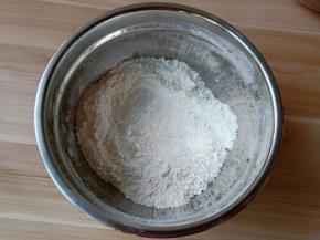 低筋面粉、奶粉、玉米淀粉一起过筛拌均匀。