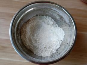 低筋面粉、奶粉、玉米淀粉一起过筛拌均匀。