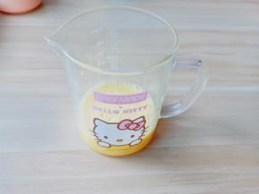 鸡蛋液搅拌均匀。