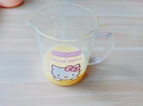 鸡蛋液搅拌均匀。