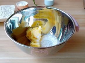 软化好的黄油加入糖粉。