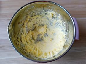 用电动打蛋器打发至颜色变浅，蓬松状态。