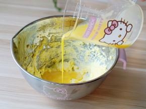 鸡蛋液少量多次加入。
