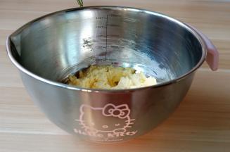 再次用电动打蛋器将鸡蛋液与黄油融合在一起。