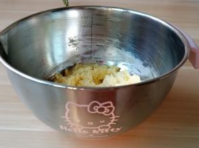 再次用电动打蛋器将鸡蛋液与黄油融合在一起。