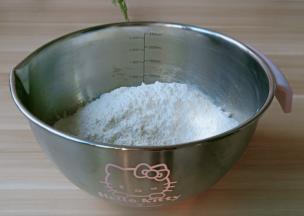 把筛好的粉类加入到黄油里。