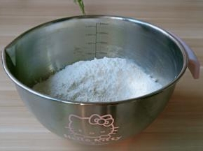 把筛好的粉类加入到黄油里。