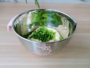 加入小葱花【切葱时可以在嘴巴含一口水，可以避免辣眼睛】