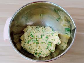 再次翻拌刀翻拌均匀即可。