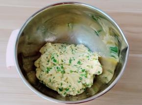 再次翻拌刀翻拌均匀即可。