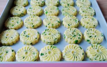 准备学厨不粘烤盘，面团分成25克一个，放入月饼模具，月饼模具抵在烤盘中，轻轻往下推面团至烤盘中纹路就有了。