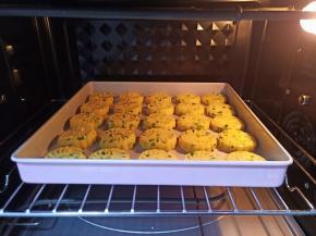 烤箱提前170度预热，烤盘放中间上下火165度烤30分钟。