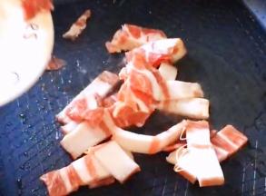 油锅烧热，放入猪肉片翻炒片刻