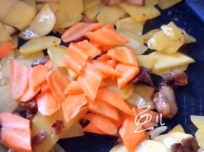 放入胡萝卜片翻炒片刻