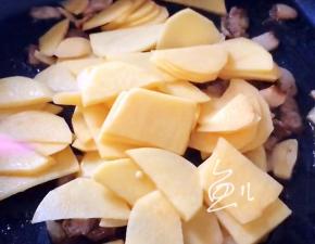 放入土豆片翻炒片刻