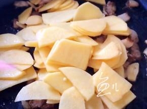 放入土豆片翻炒片刻