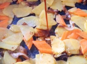 放入生抽翻炒均匀